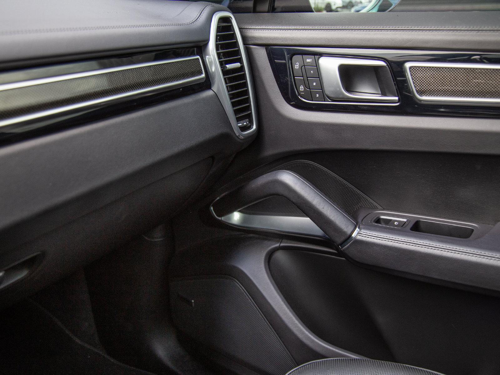 Certified 2023 Porsche Cayenne Turbo AWD/4WD image 20