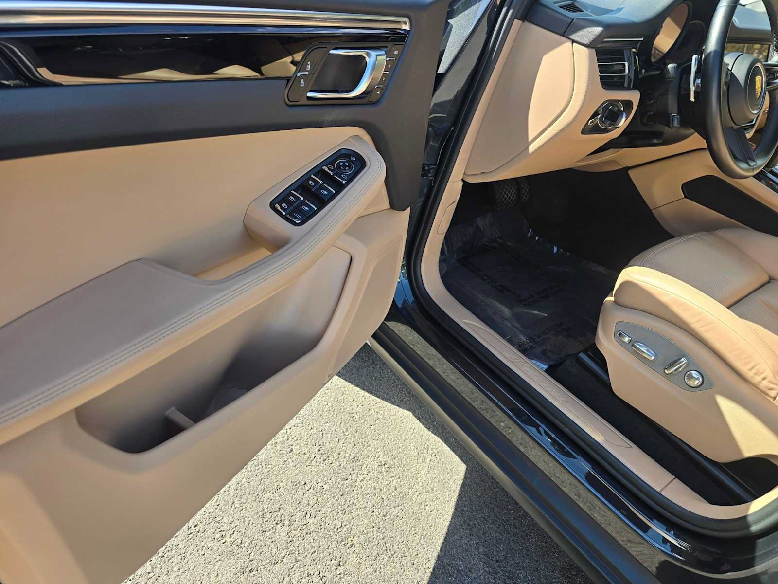 Used 2022 Porsche Macan AWD/4WD image 23