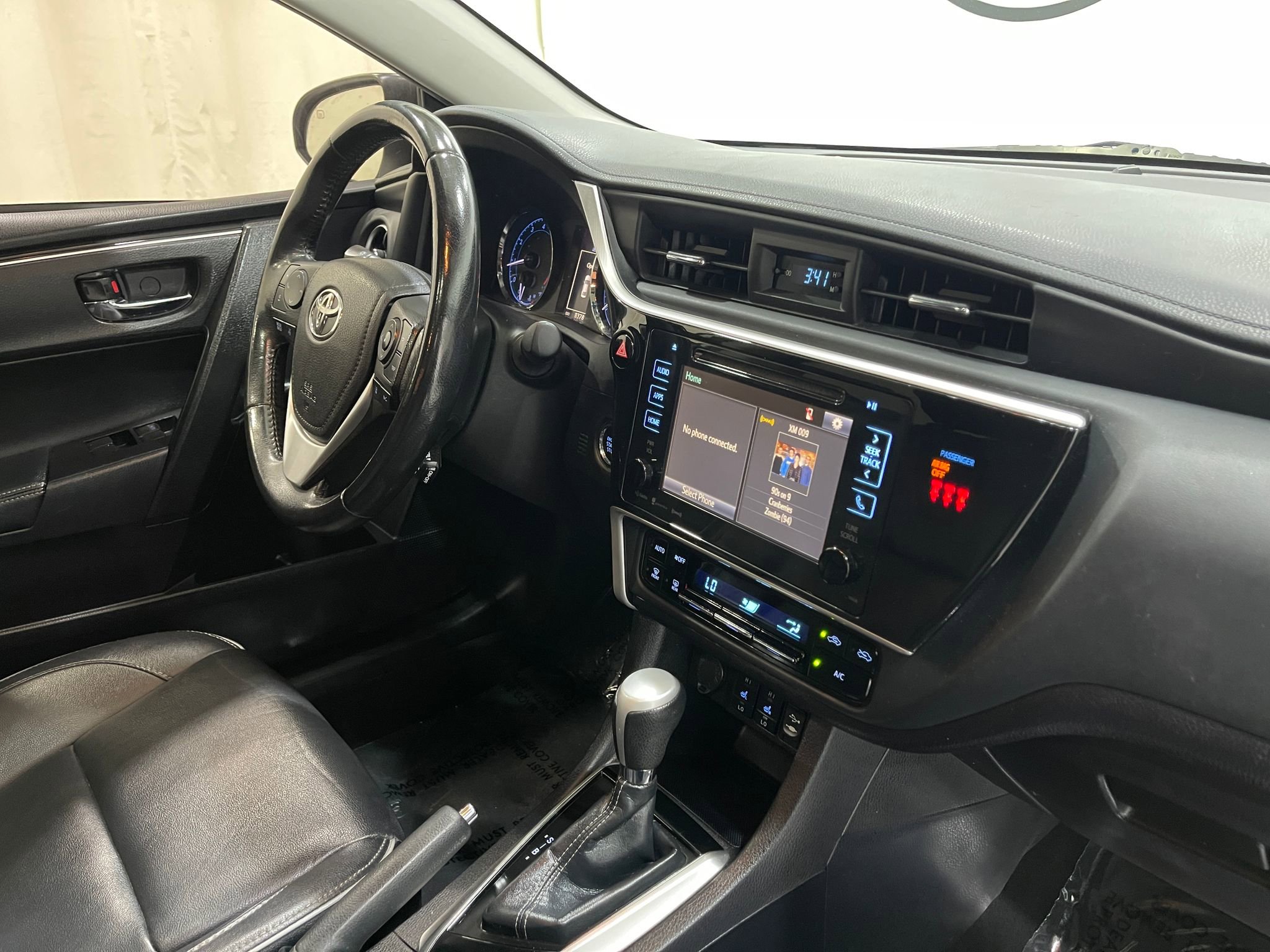 Used 2019 Toyota Corolla XLE w/ Carpet Mat Package (TMS) image 19