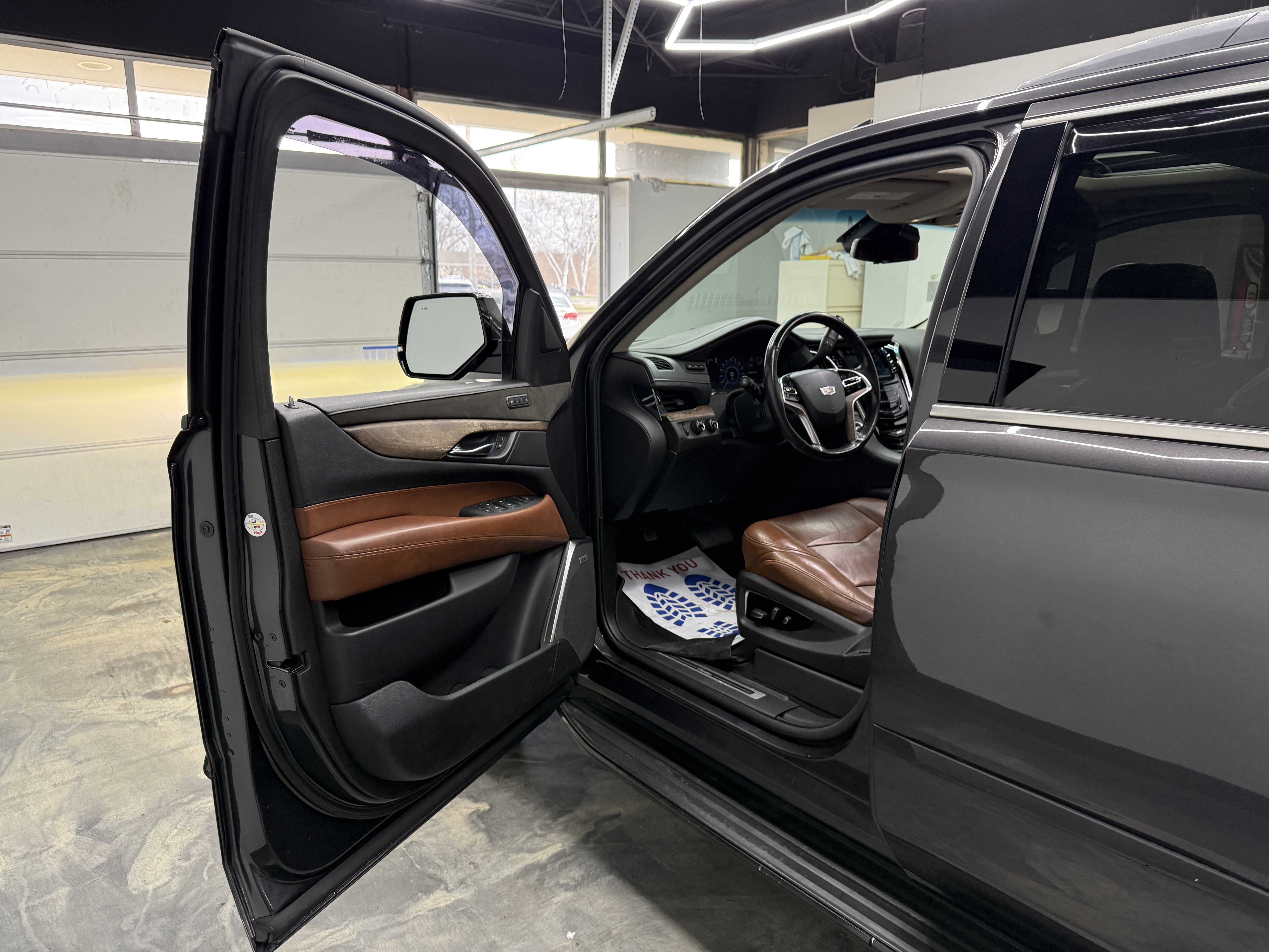 Used 2018 Cadillac Escalade Luxury AWD/4WD image 9