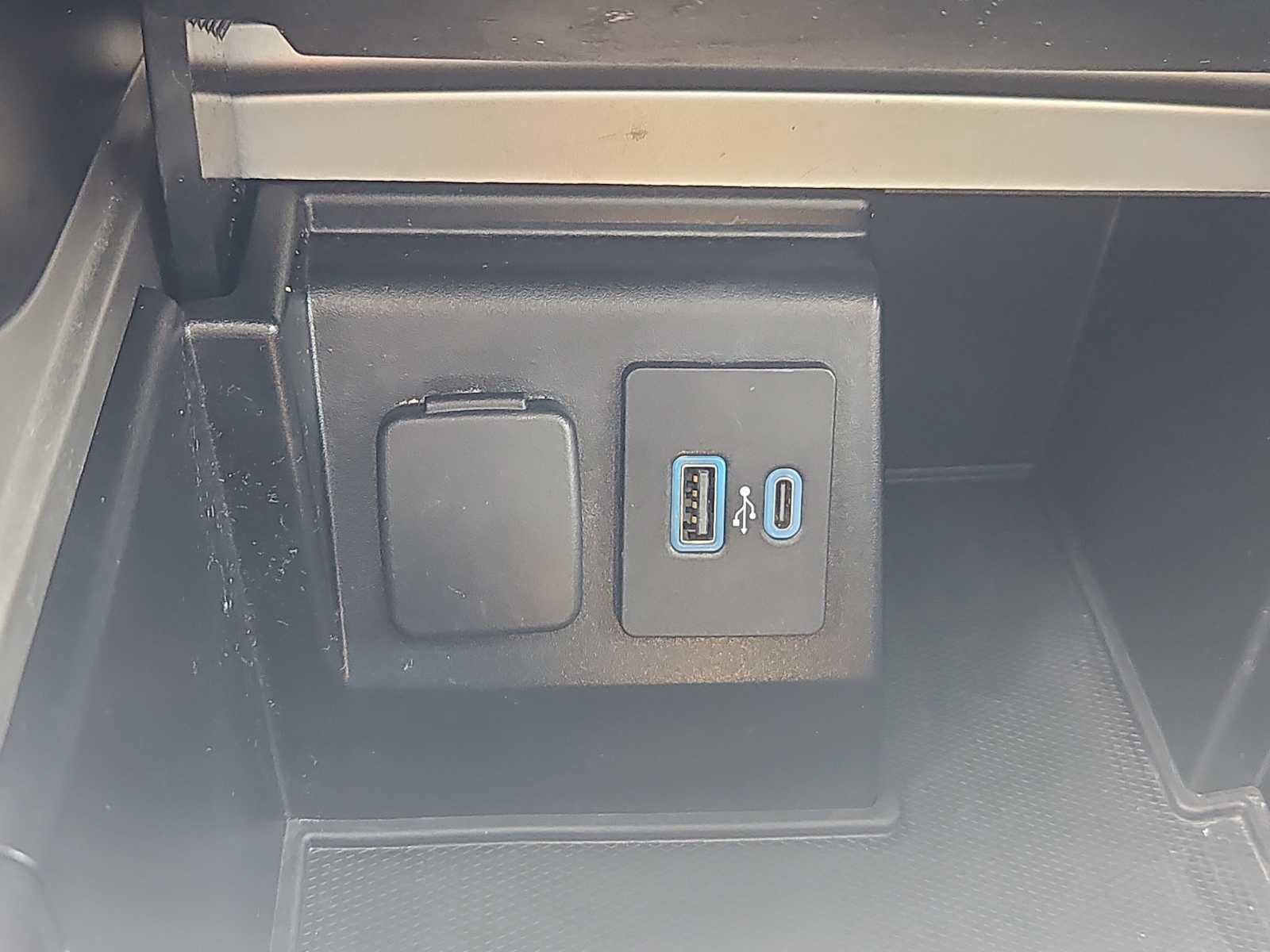 Used 2020 Ford Explorer XLT w/ Equipment Group 202A image 27