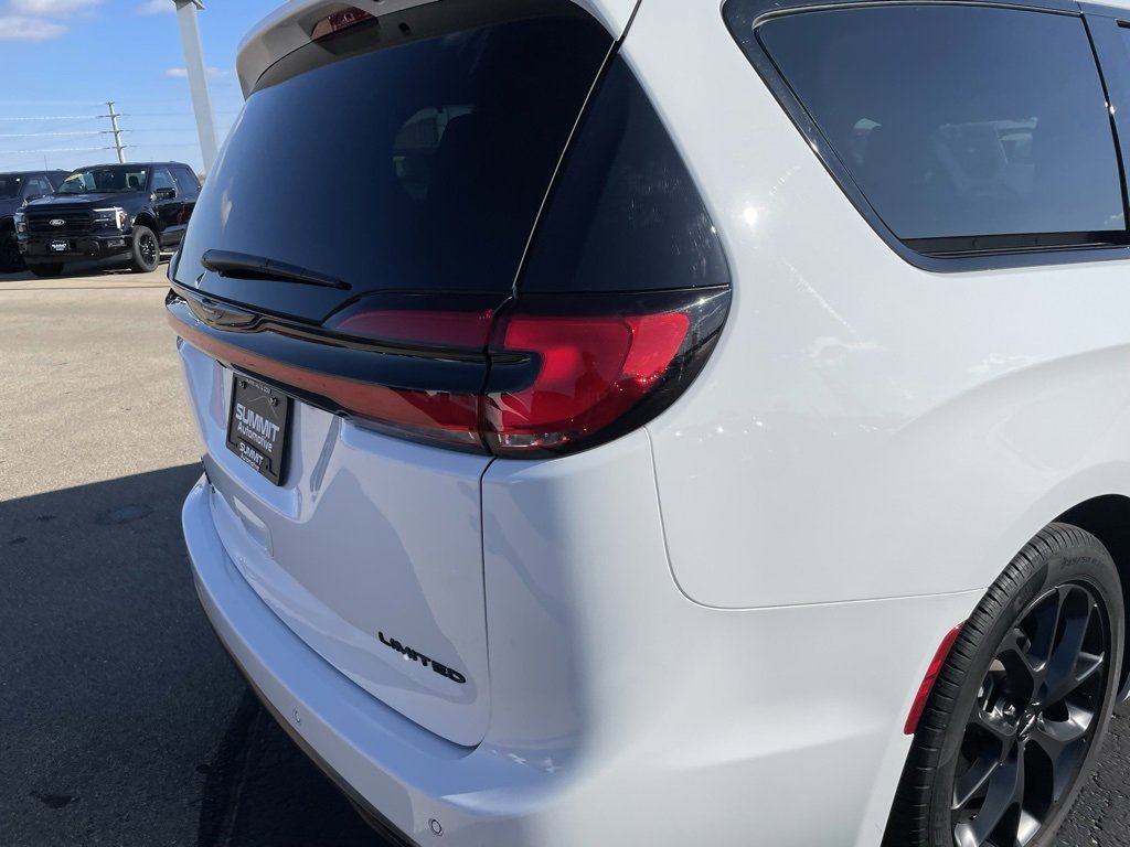 Used 2025 Chrysler Pacifica Limited image 39