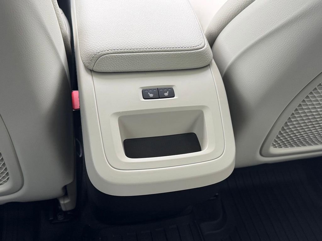 Used 2022 Volvo XC60 B5 Momentum w/ Climate Package image 10