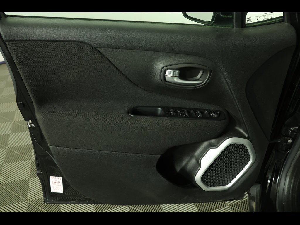 Used 2019 Jeep Renegade Latitude w/ Safety & Security Group II image 14