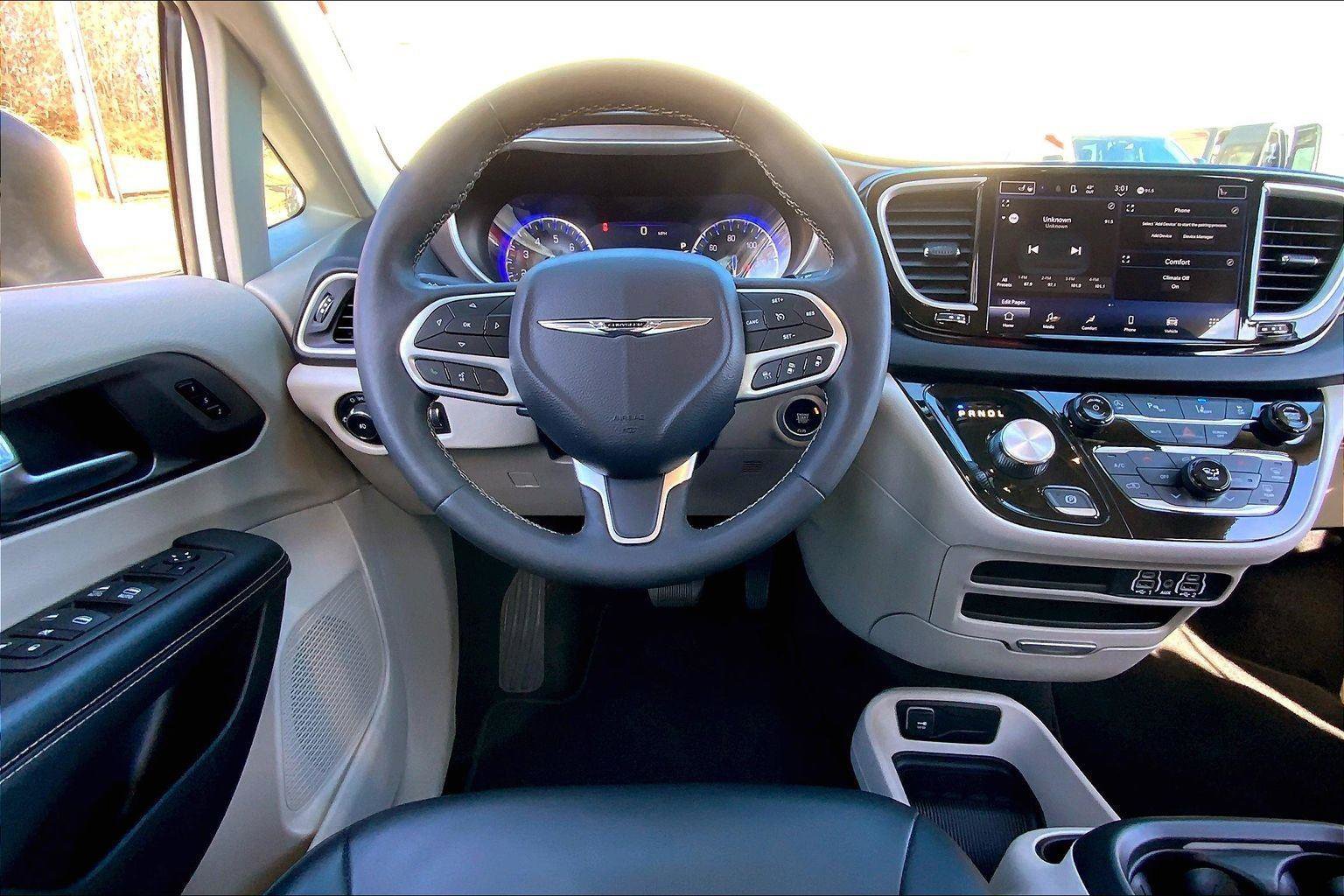 Used 2023 Chrysler Pacifica Touring-L image 5