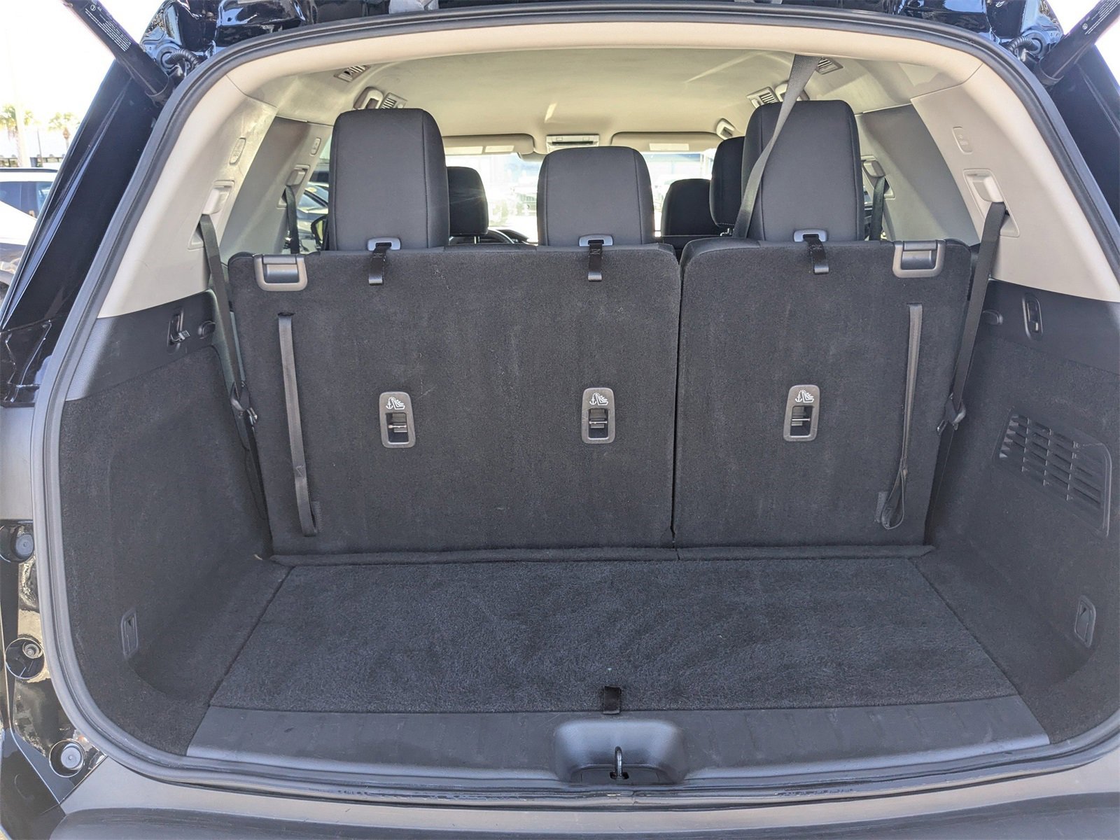 Used 2025 Nissan Pathfinder SV image 13