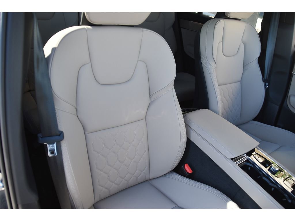 New 2026 Volvo XC90 B6 Plus w/ Protection Package Premier image 31