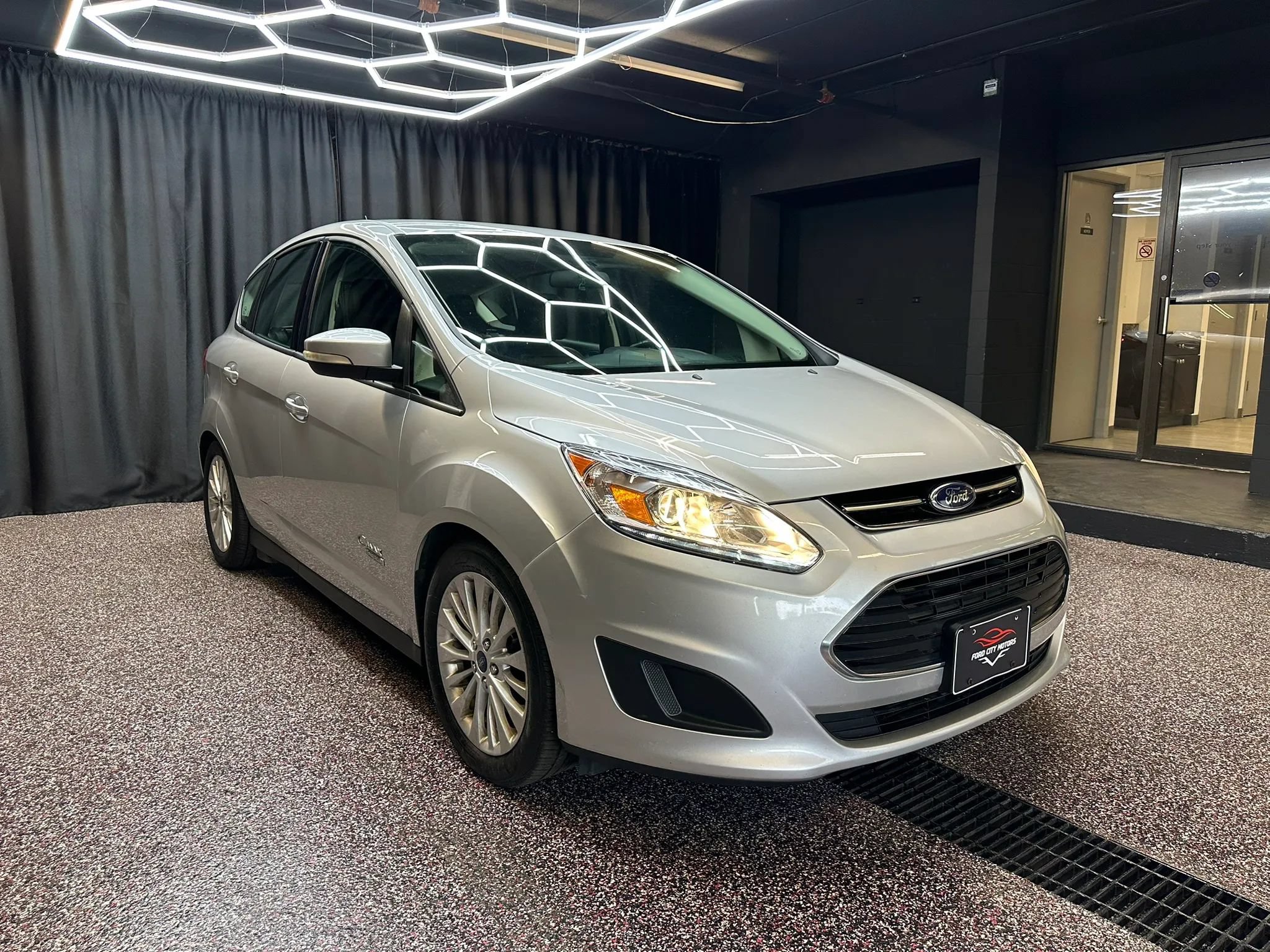 Used 2017 Ford C-MAX Energi SE w/ Equipment Group 402A FWD image 8