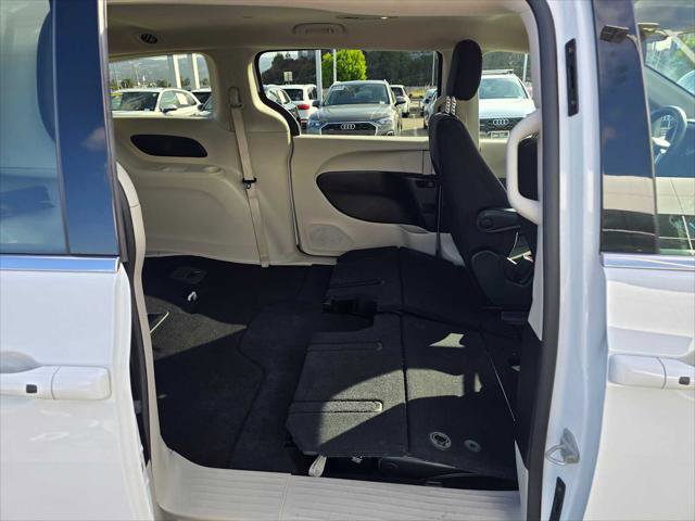 Used 2023 Chrysler Voyager LX FWD image 13