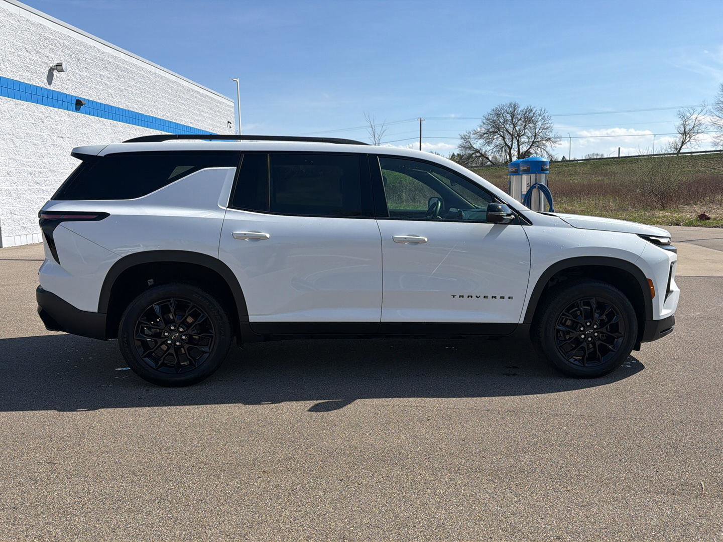 Used 2024 Chevrolet Traverse LT w/ Midnight/Sport Edition image 6