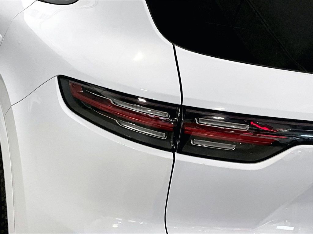 Certified 2023 Porsche Cayenne Platinum Edition image 31