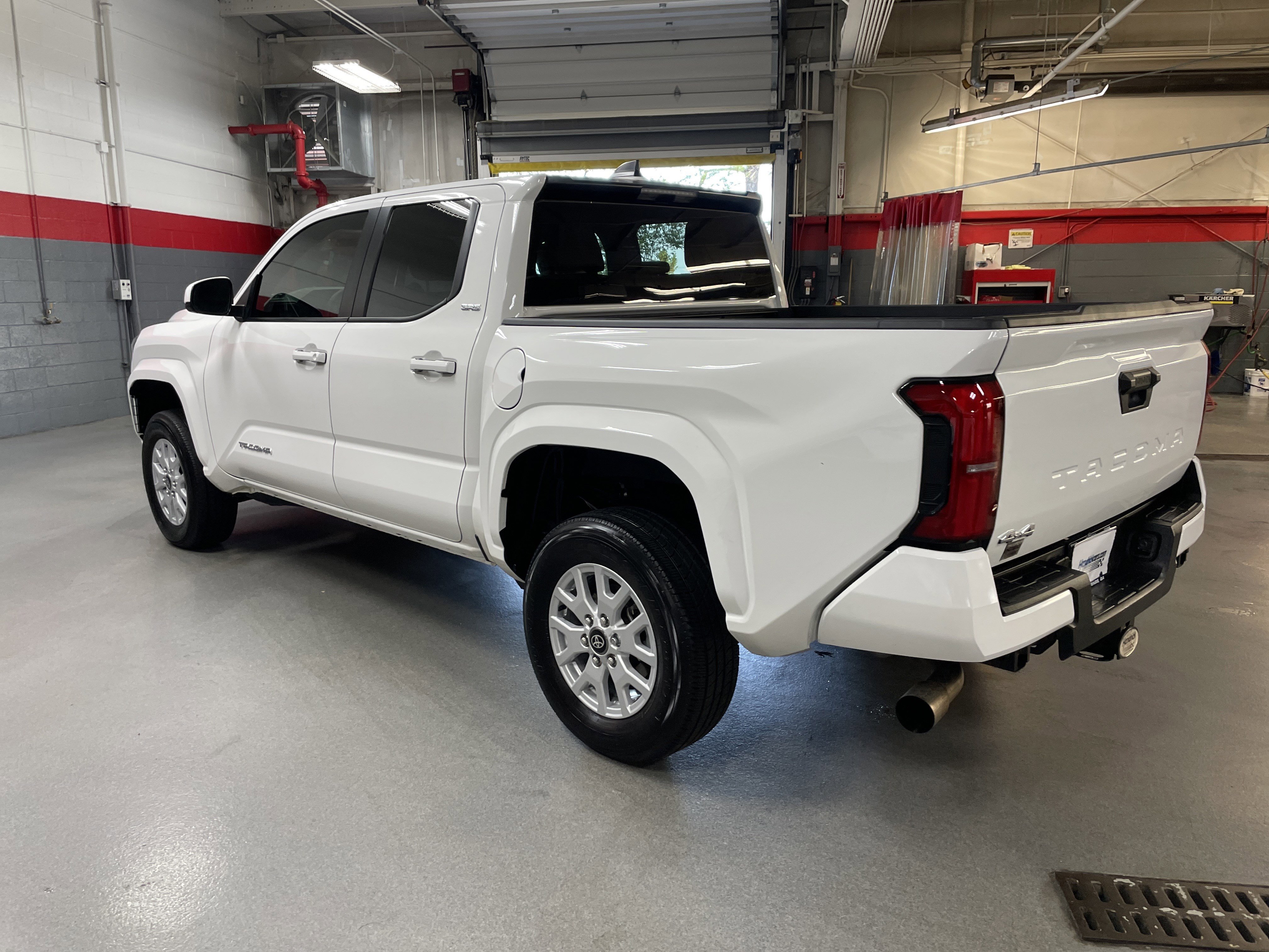 Used 2025 Toyota Tacoma SR5 AWD/4WD image 8