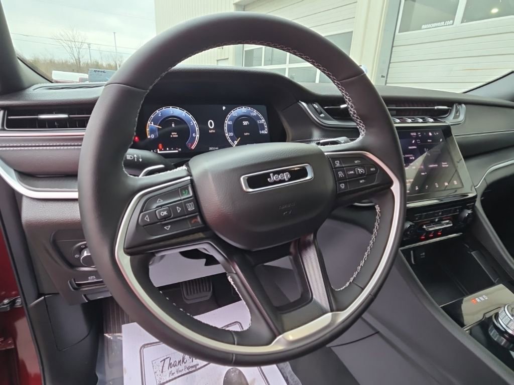 Used 2025 Jeep Grand Cherokee Altitude AWD/4WD image 9
