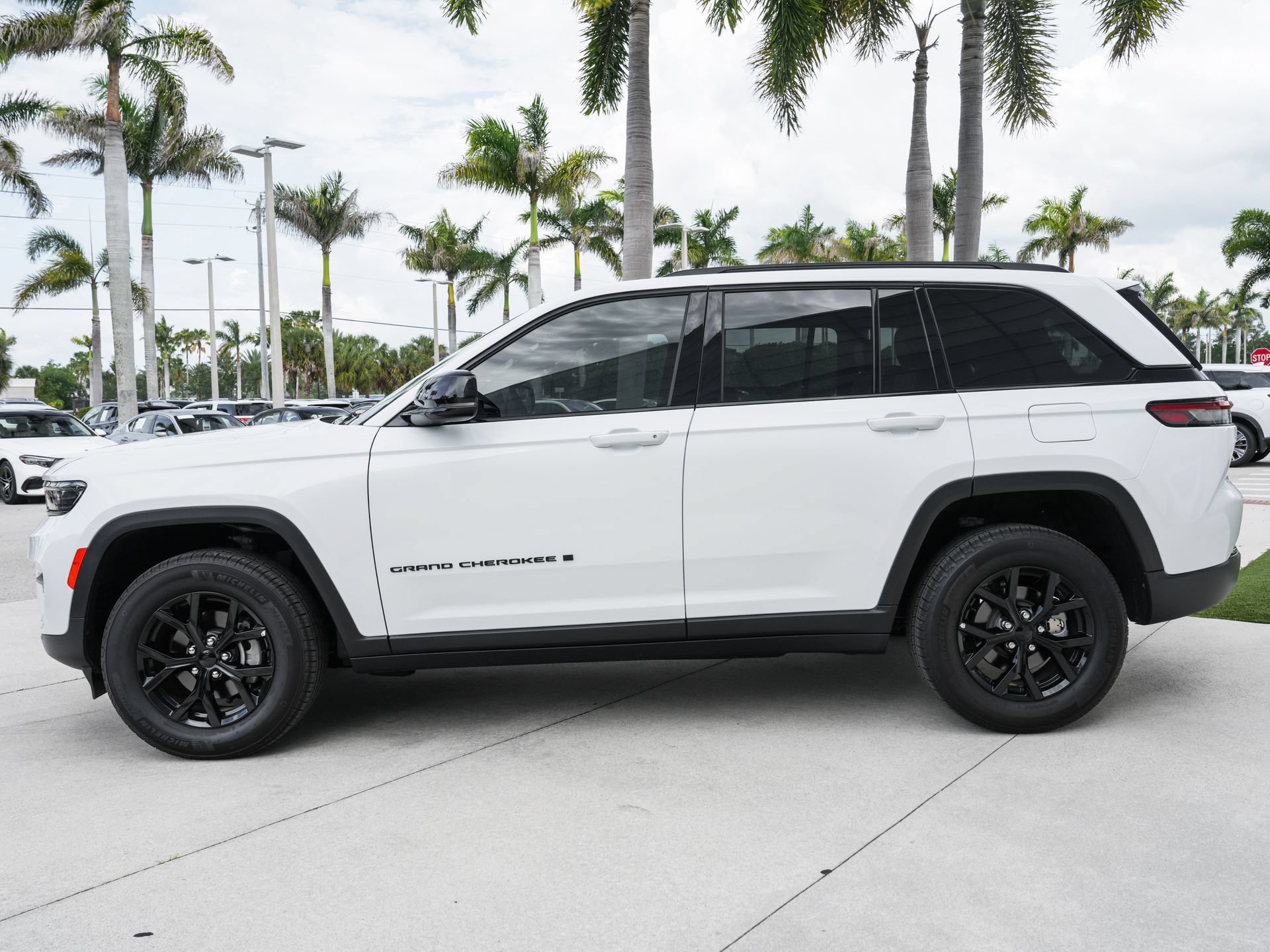 Used 2025 Jeep Grand Cherokee Altitude RWD image 7