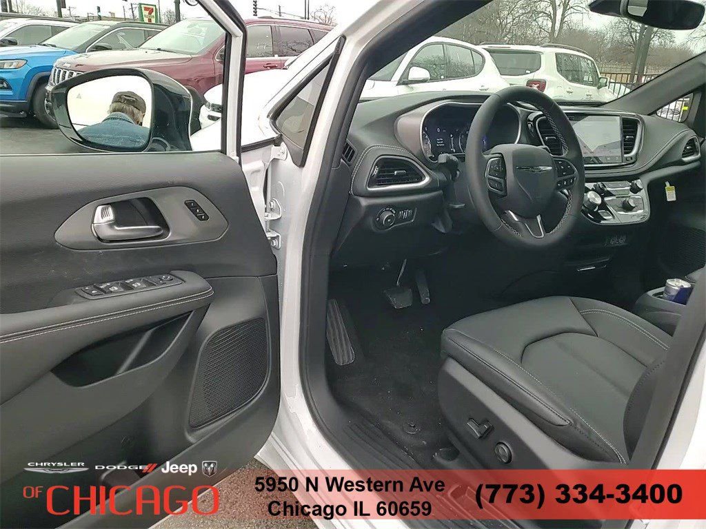 New 2025 Chrysler Pacifica Select FWD image 13