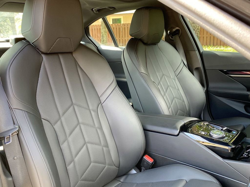 Used 2025 BMW i5 eDrive40i w/ Premium Package image 39