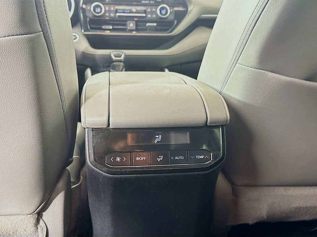 Used 2020 Toyota Highlander XLE FWD image 31