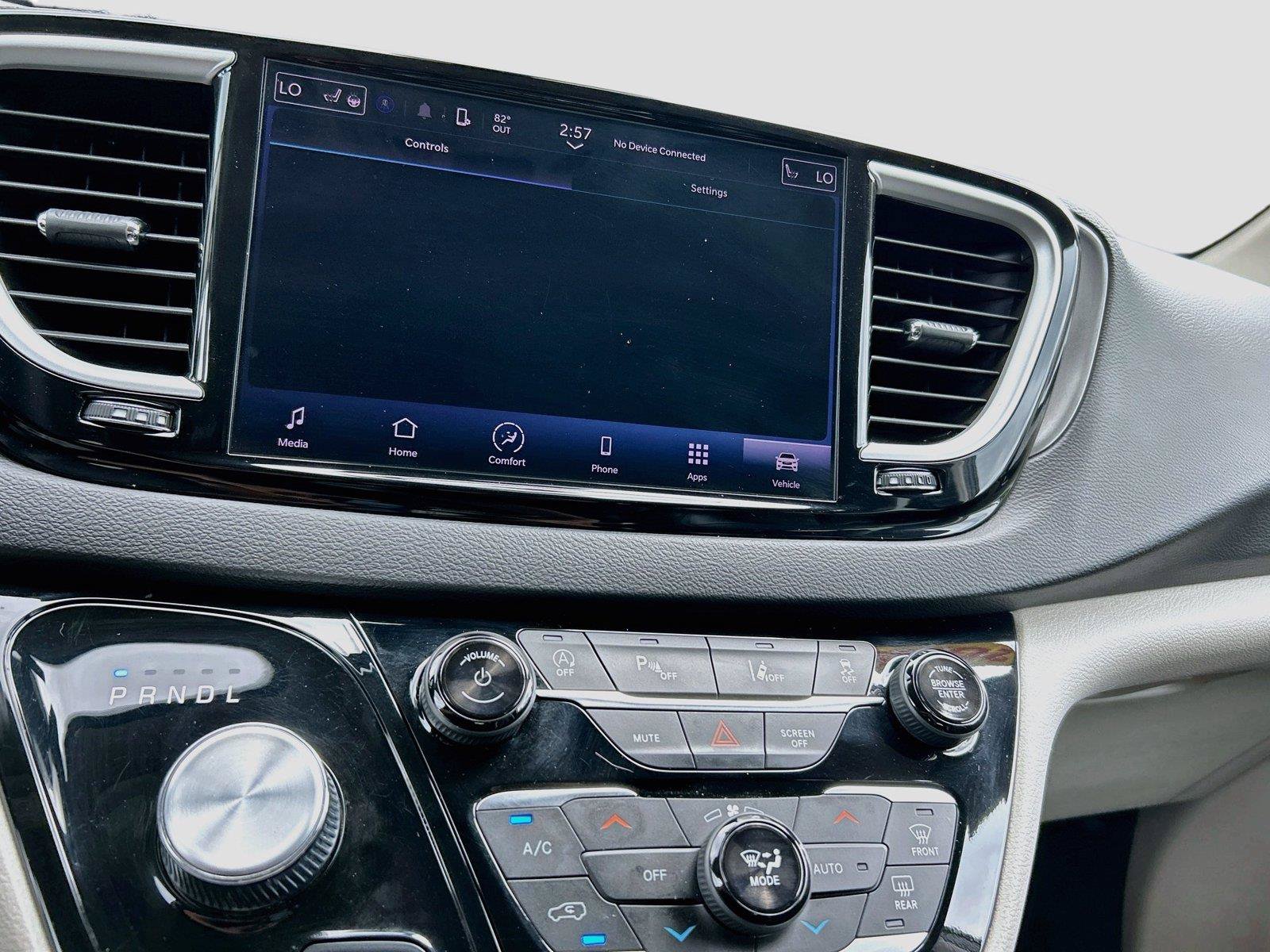 Used 2024 Chrysler Pacifica Touring-L FWD image 28