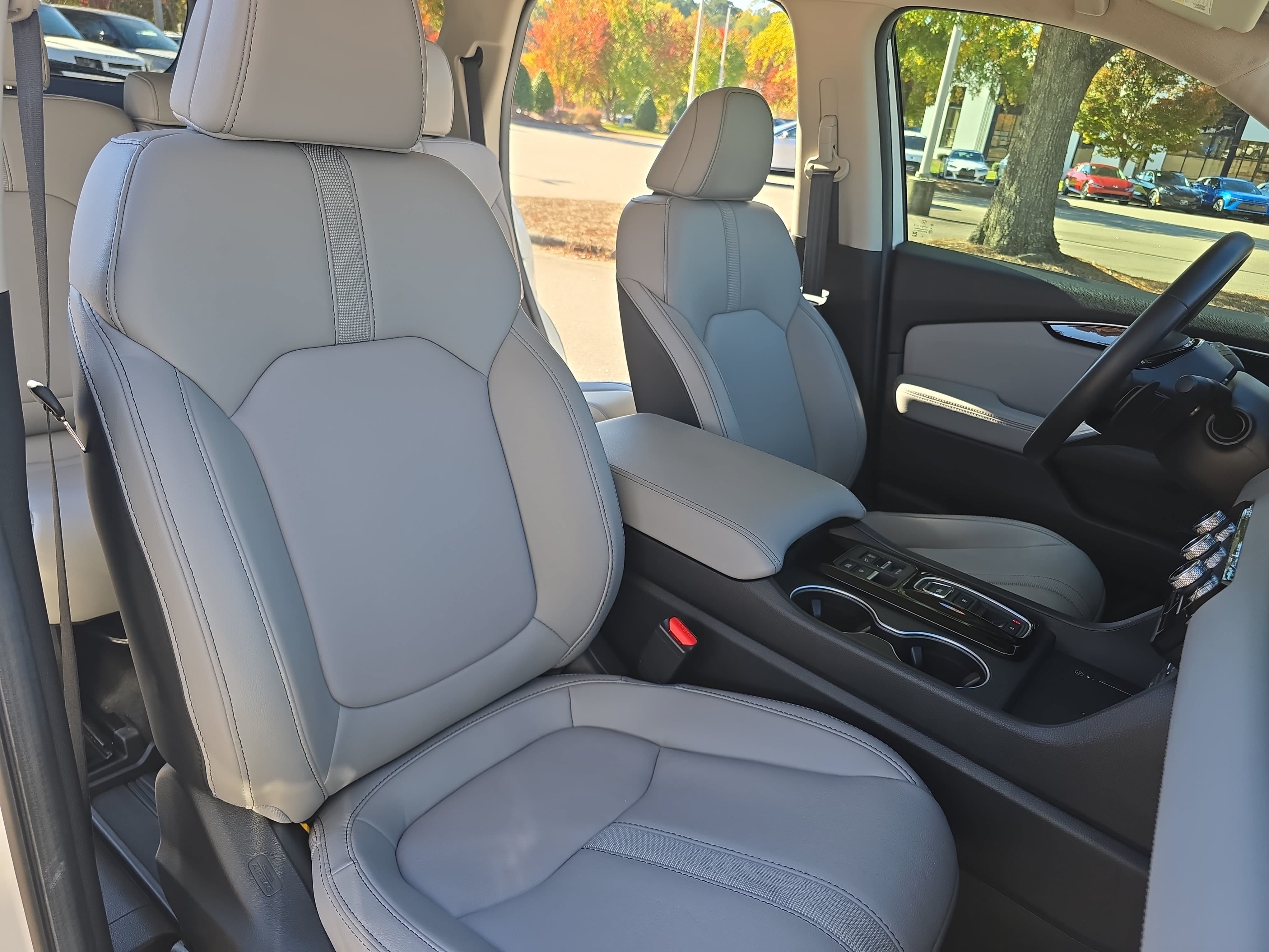 Used 2025 Honda Pilot Touring image 10