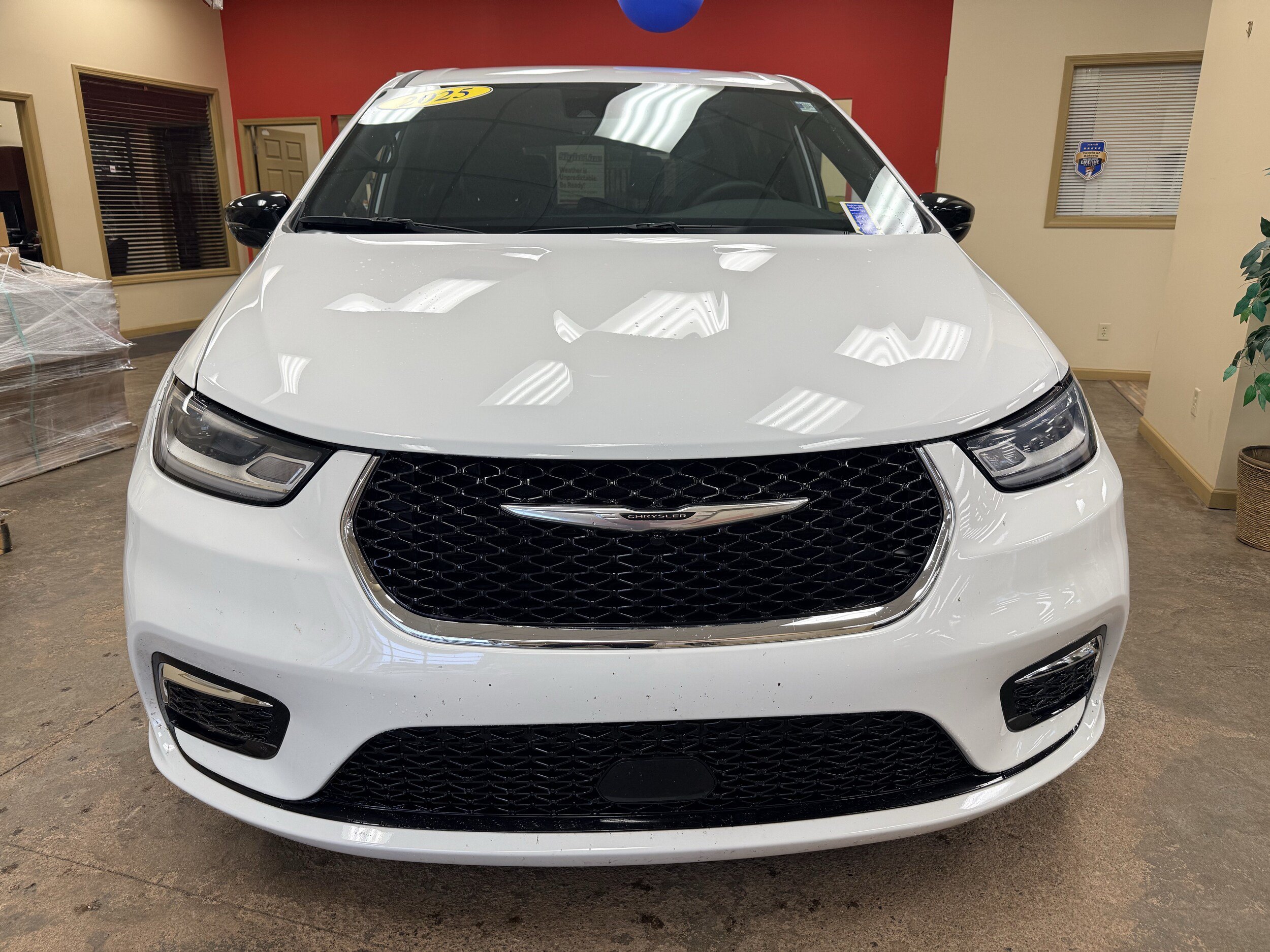 Used 2025 Chrysler Pacifica Select FWD image 2