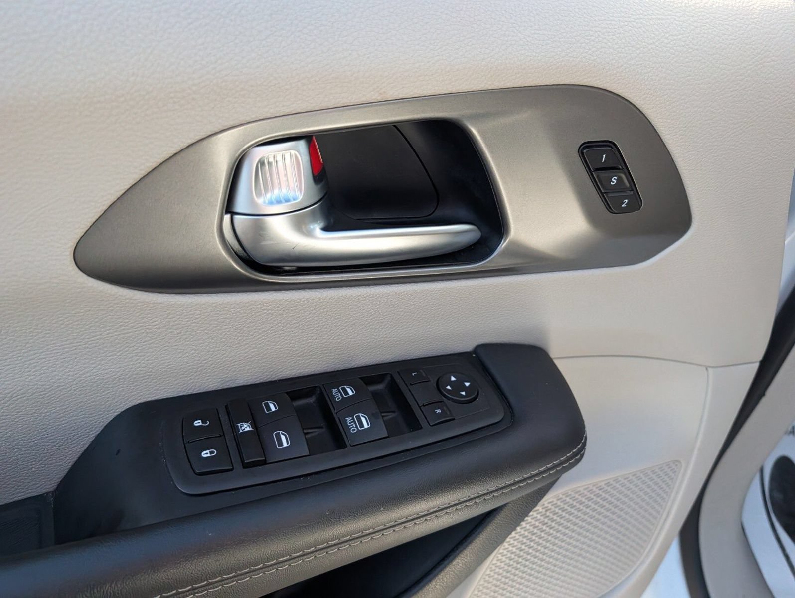 Used 2023 Chrysler Pacifica Touring-L FWD image 26