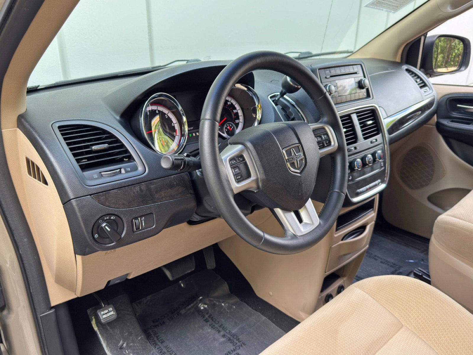 Used 2015 Dodge Grand Caravan American Value Package w/ UConnect Hands-Free Group FWD image 12