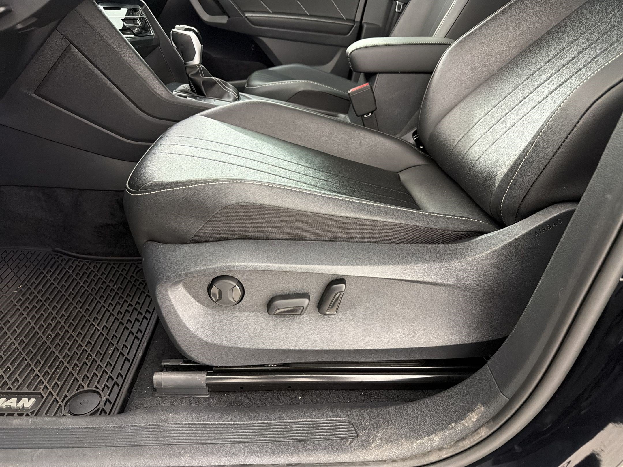 Used 2024 Volkswagen Tiguan SE FWD image 14