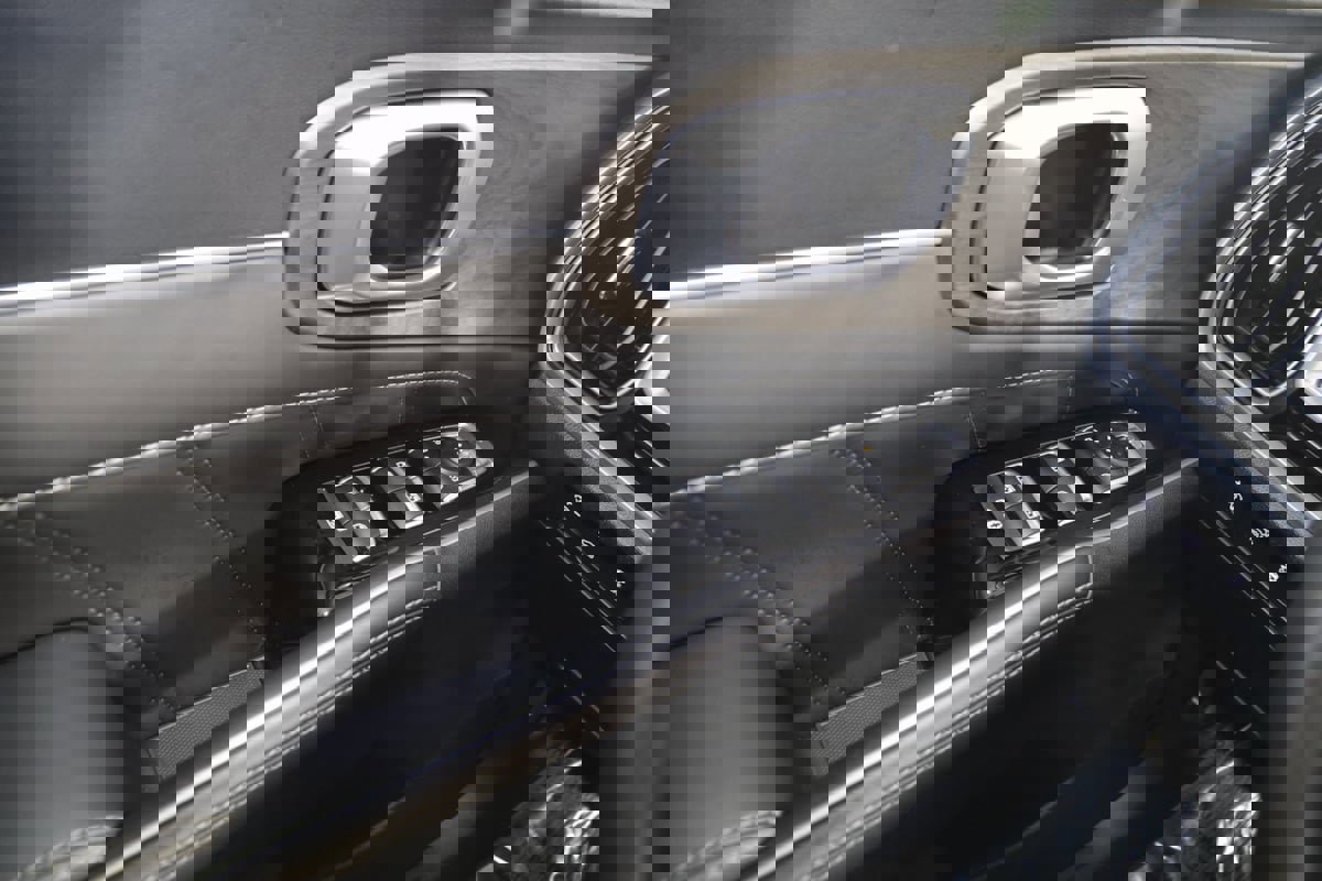 Used 2025 Kia Sorento SX image 33