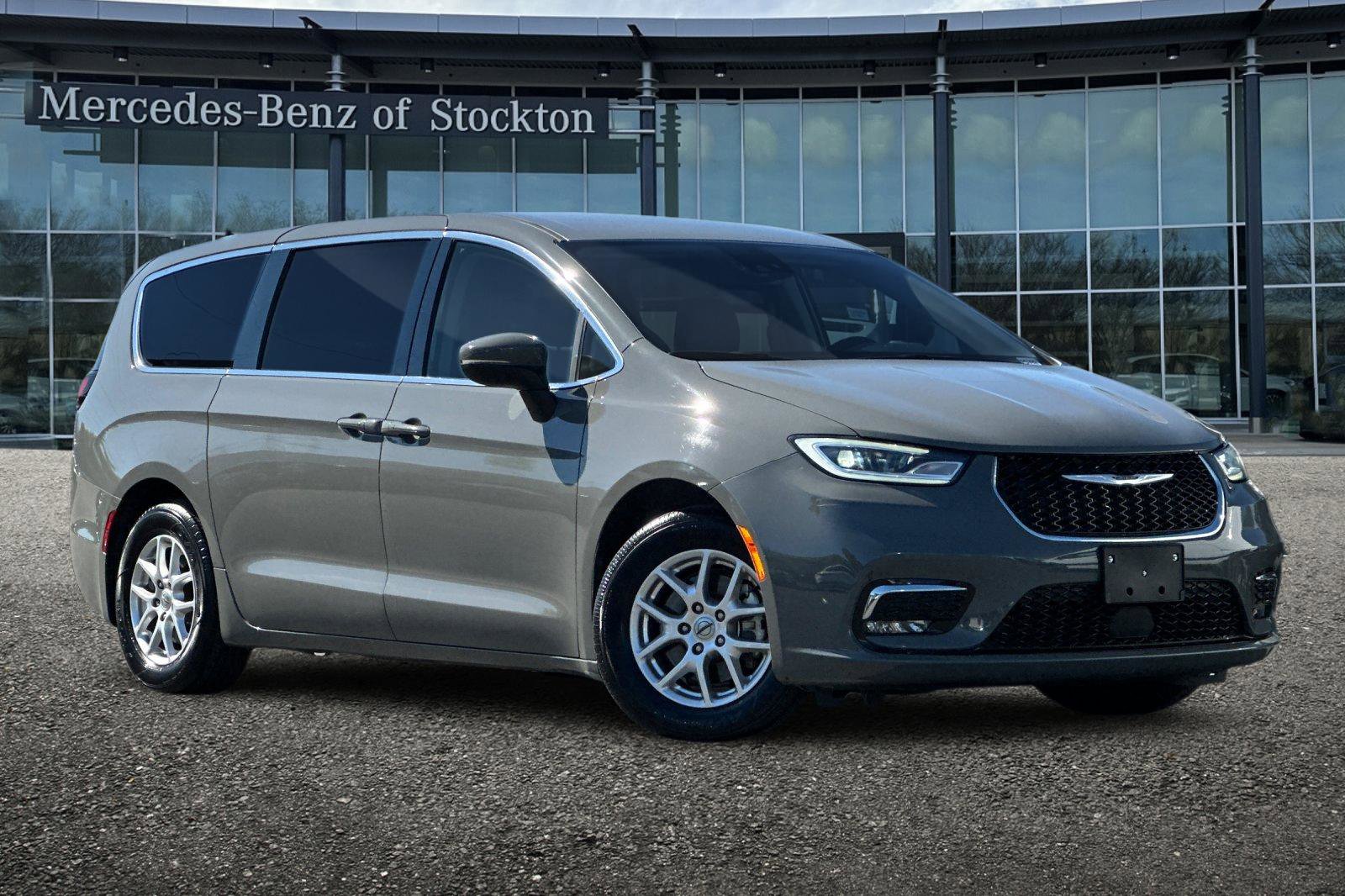 Used 2023 Chrysler Pacifica Touring-L image 2