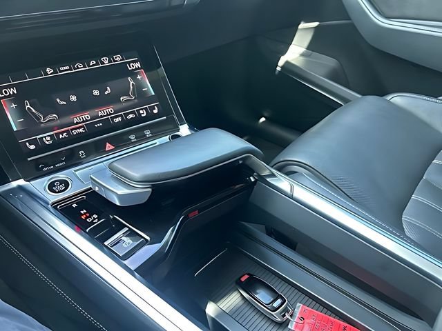 Used 2021 Audi e-tron Prestige w/ Prestige Package AWD/4WD image 35