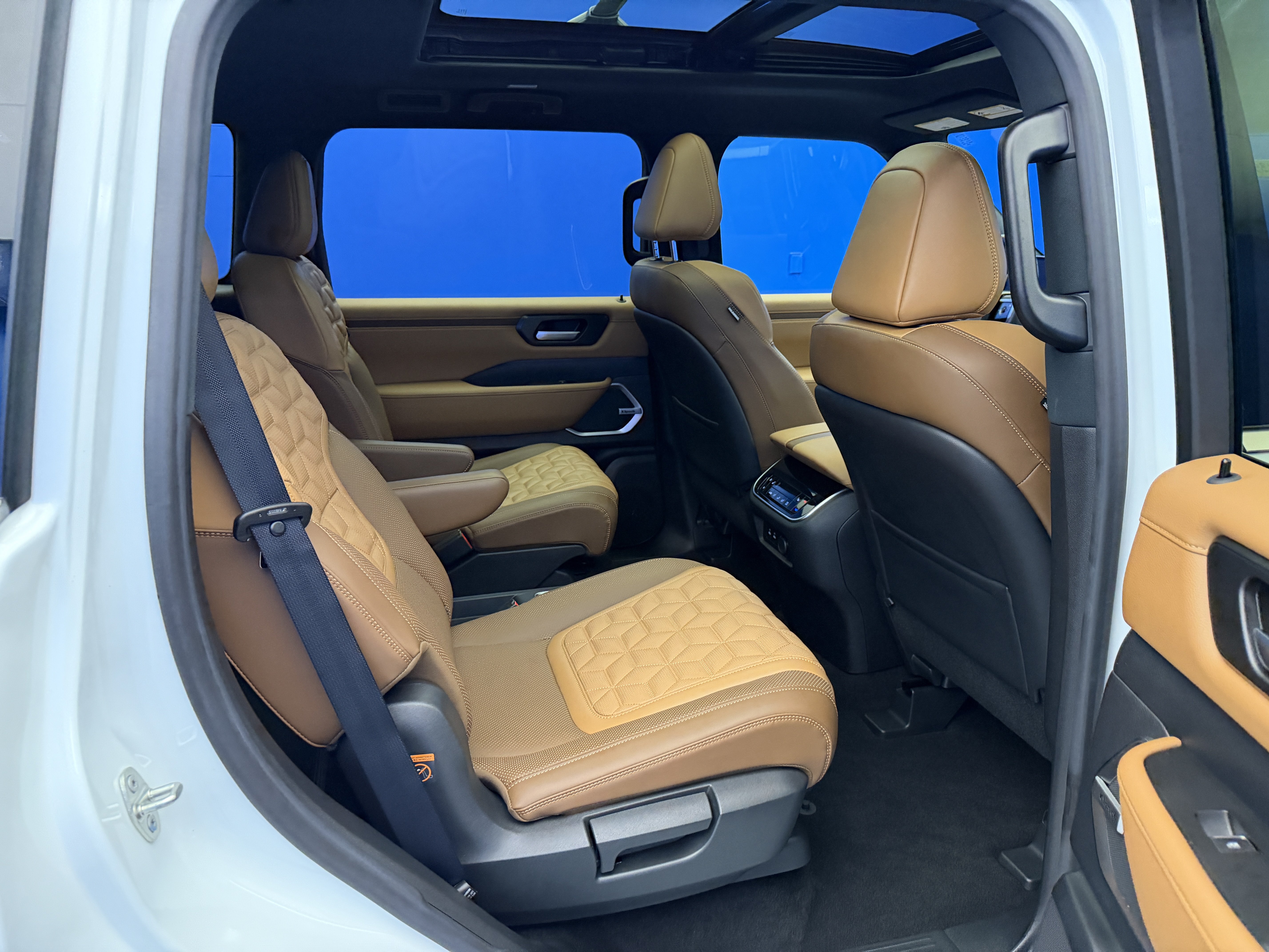 Used 2025 Nissan Armada Platinum Reserve AWD/4WD image 30