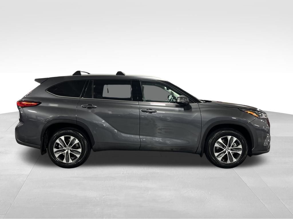 Certified 2022 Toyota Highlander XLE image 6