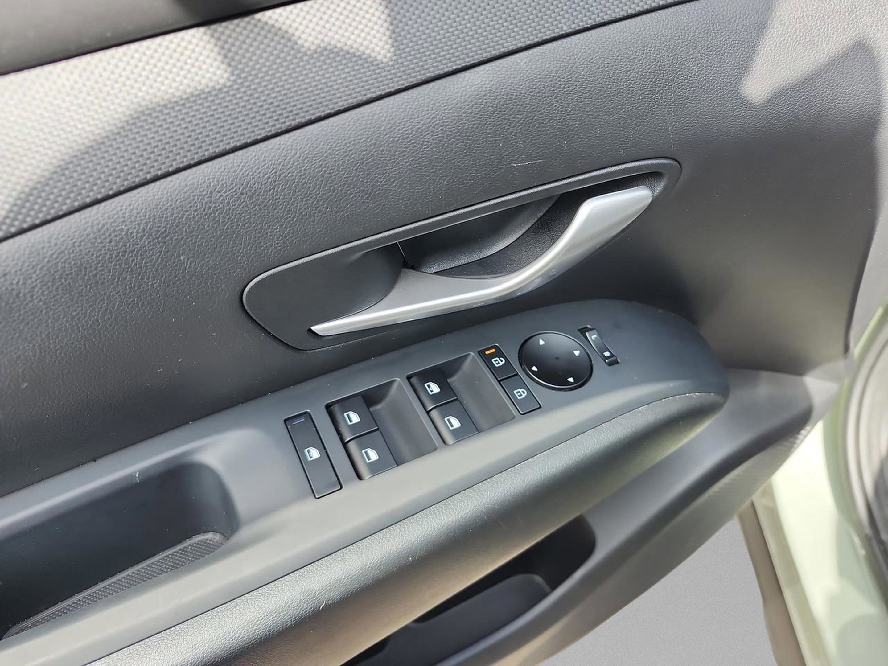 Certified 2025 Hyundai Santa Cruz SE image 17