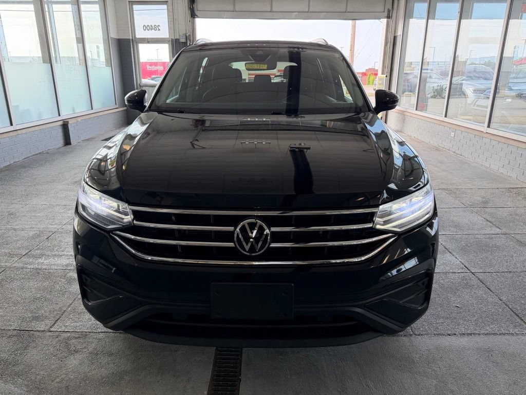 Used 2022 Volkswagen Tiguan SE AWD/4WD image 2