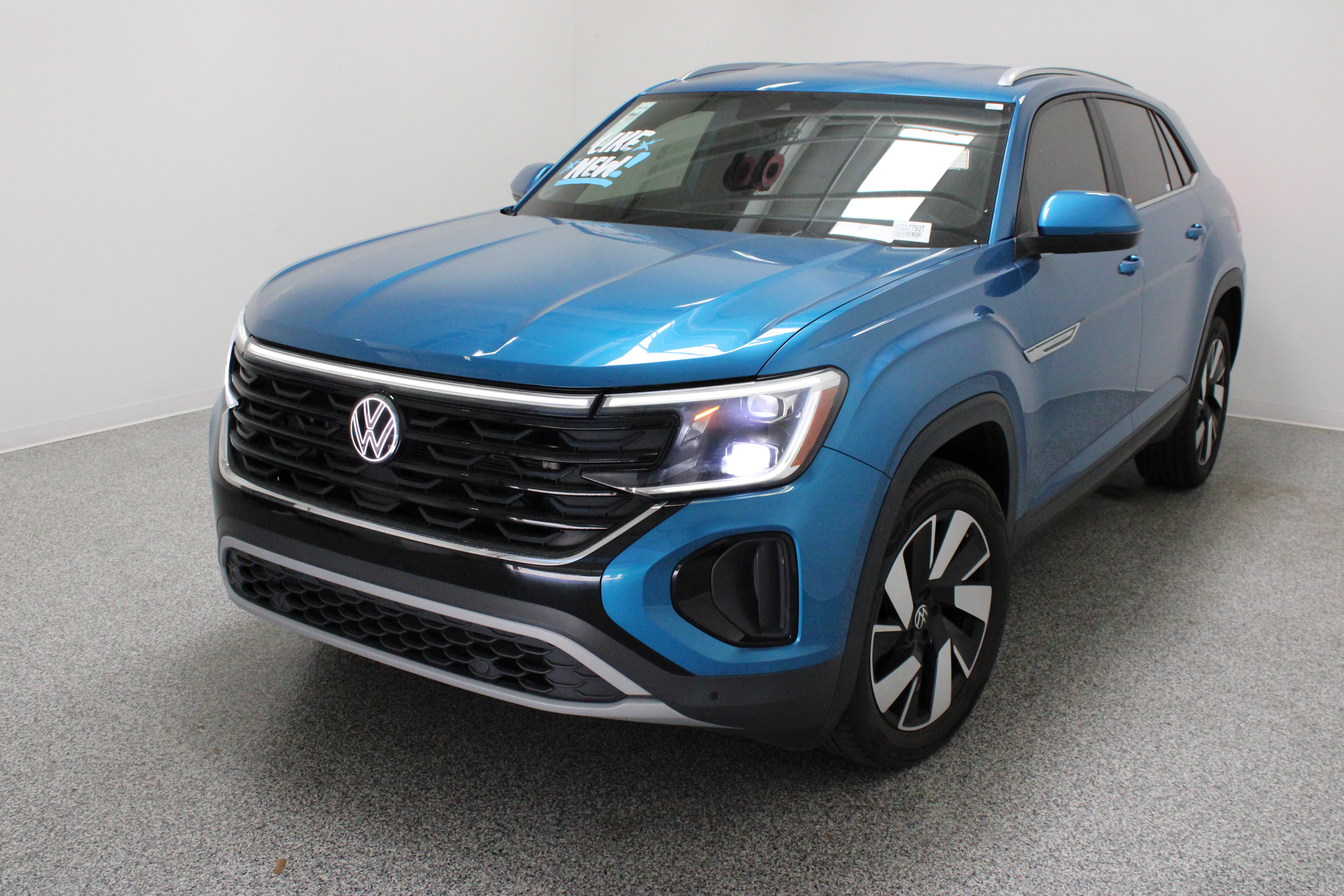 Used 2024 Volkswagen Atlas Cross Sport SE FWD image 2