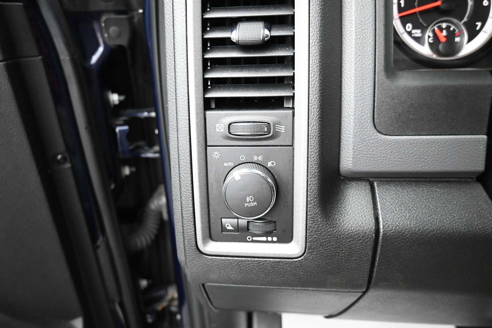Used 2016 RAM 1500 Express AWD/4WD image 9
