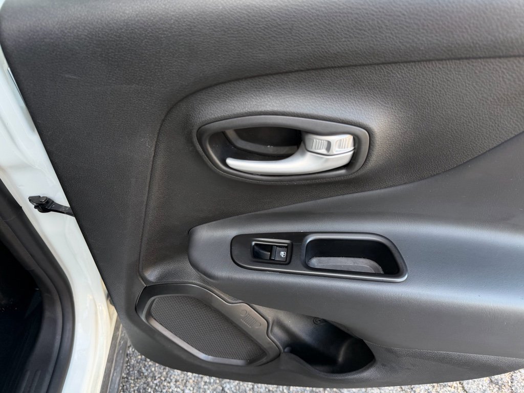 Used 2023 Jeep Renegade Latitude image 30