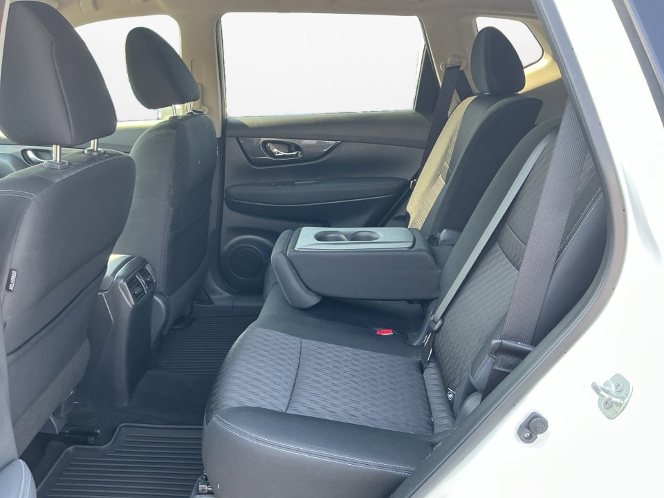 Used 2018 Nissan Rogue SV image 16