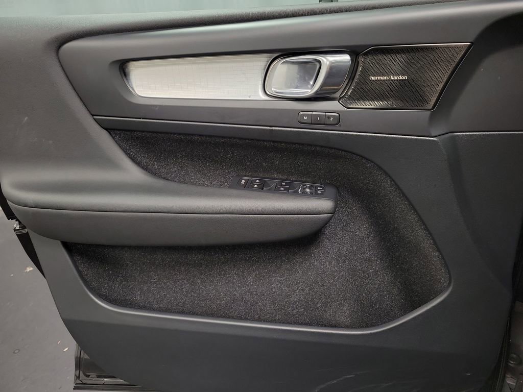 Used 2019 Volvo XC40 T5 Momentum image 24