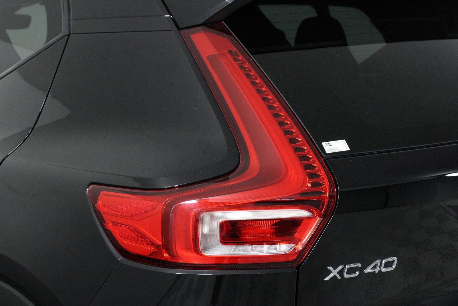 Certified 2025 Volvo XC40 B5 Plus AWD/4WD image 18