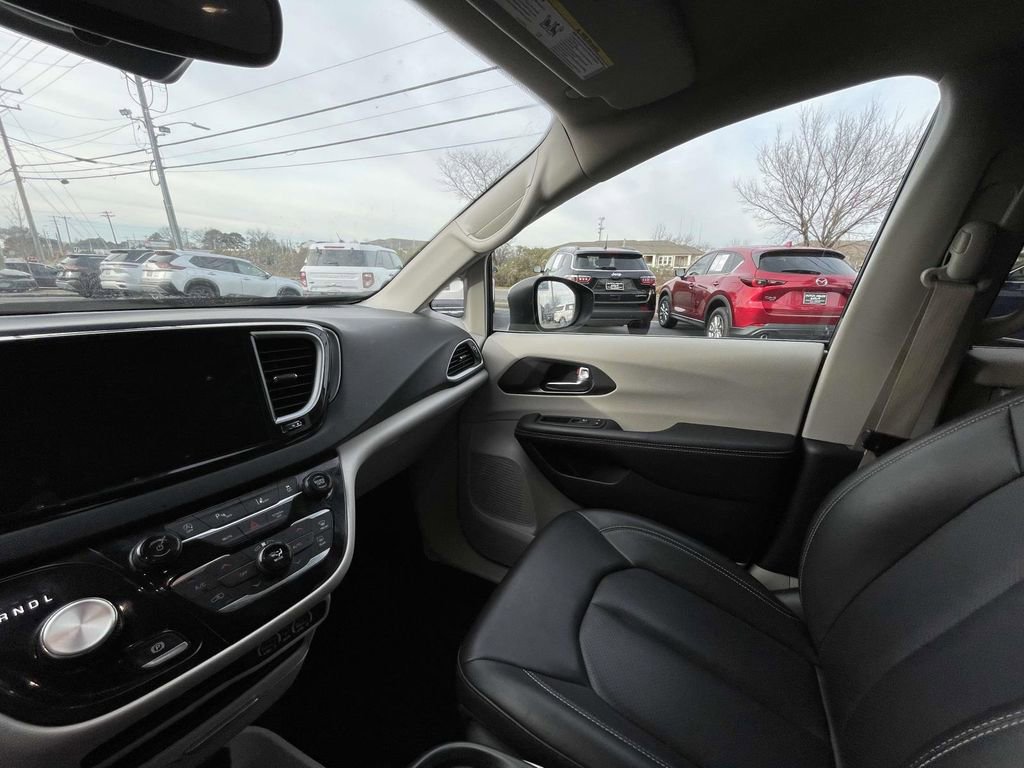 Used 2023 Chrysler Pacifica Touring-L image 31