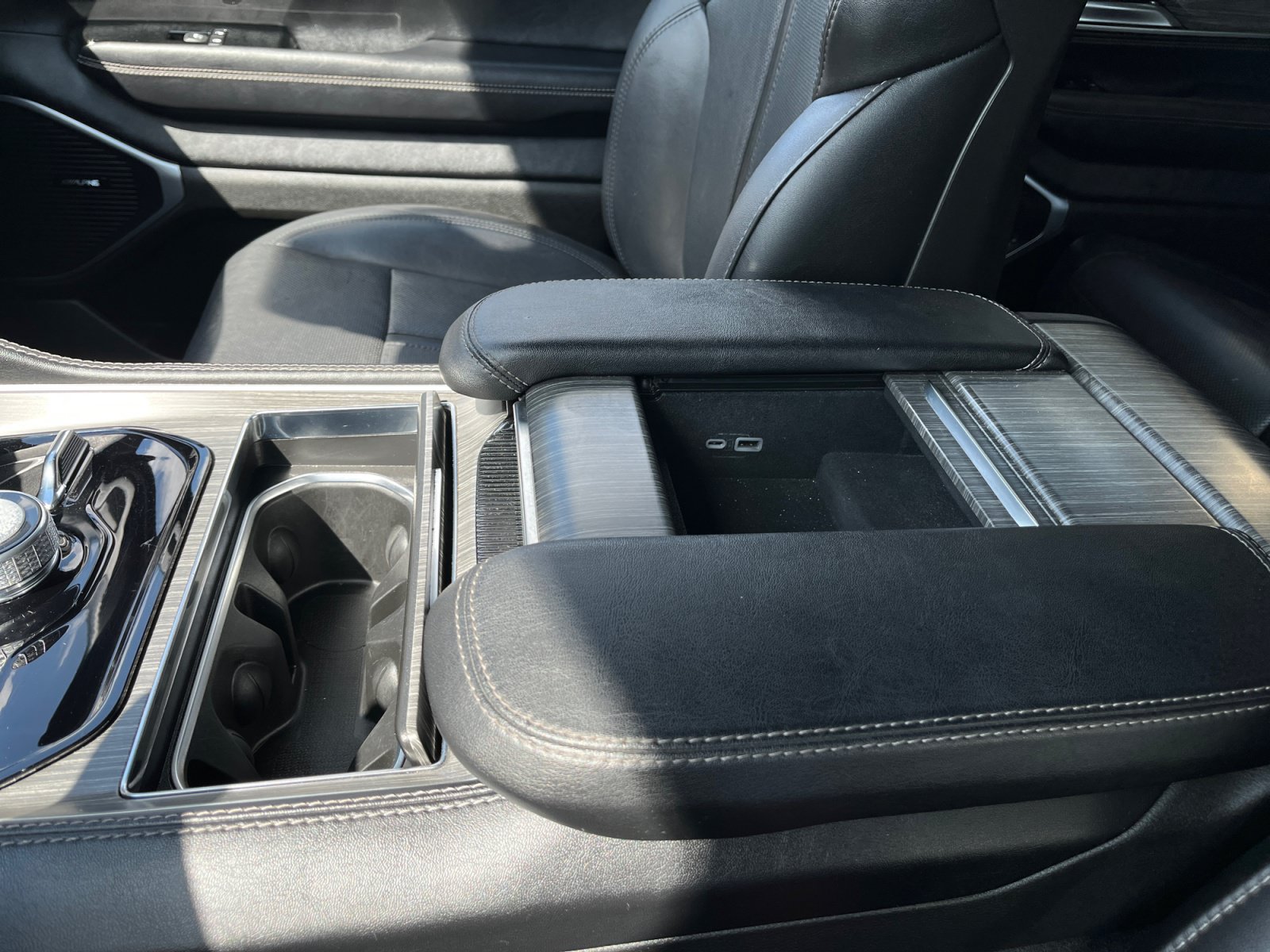 Used 2024 Jeep Wagoneer Series III AWD/4WD image 27