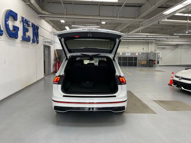 Used 2024 Volkswagen Tiguan SE R-Line AWD/4WD image 8