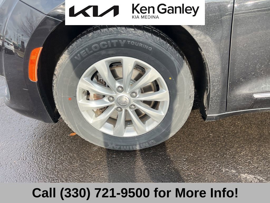 Used 2018 Chrysler Pacifica Touring-L w/ Premium Audio Group image 16