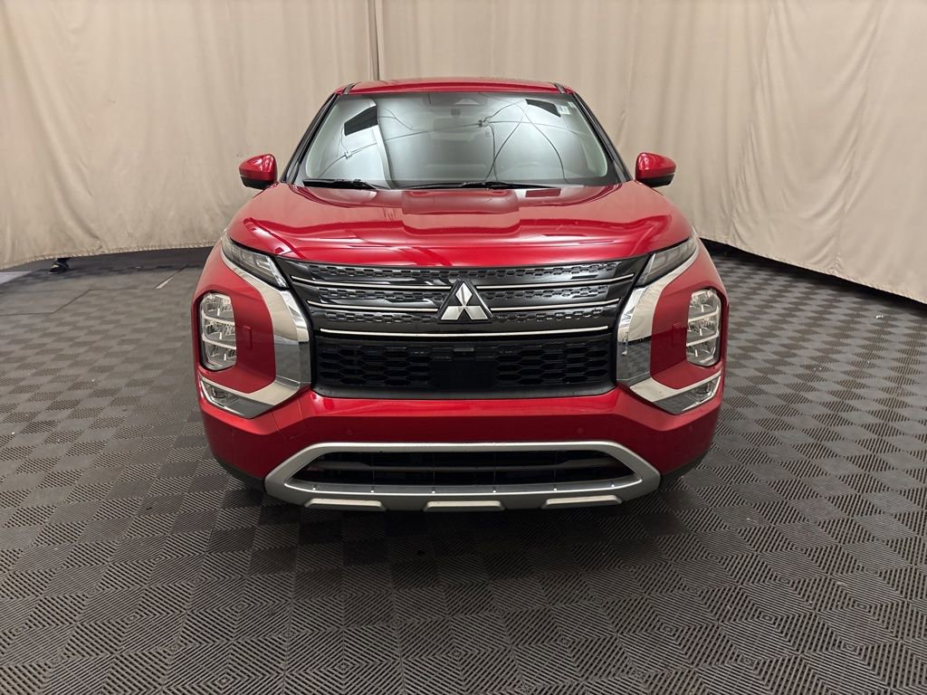 Used 2024 Mitsubishi Outlander SE image 2