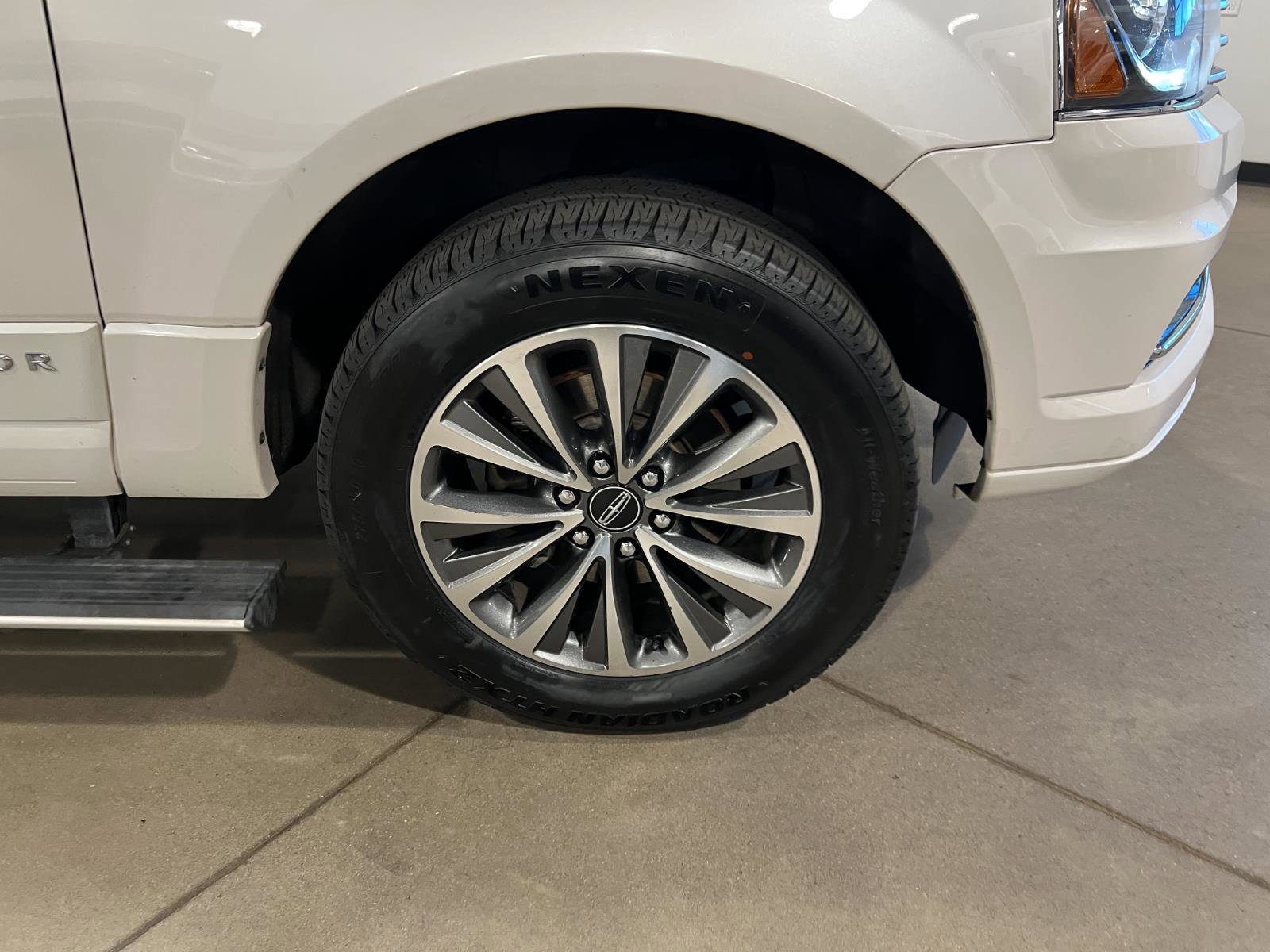 Used 2017 Lincoln Navigator Select image 37