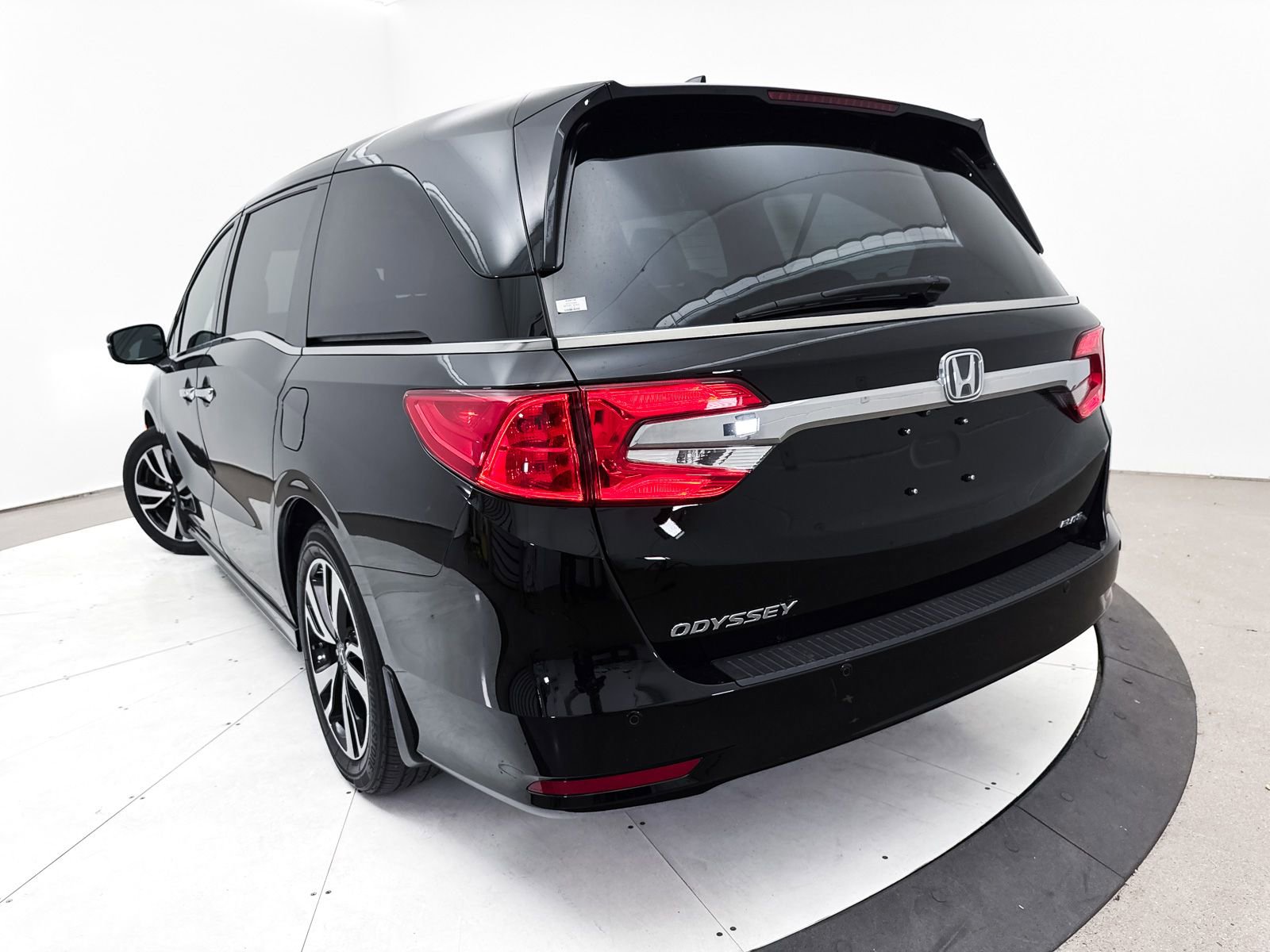 Used 2018 Honda Odyssey Elite image 8