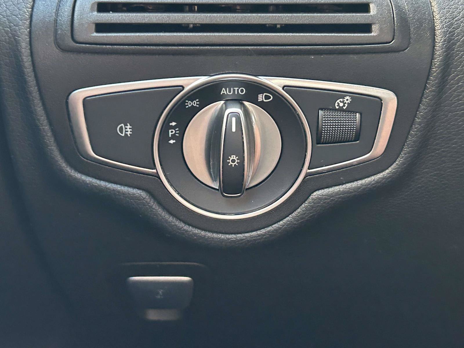 Used 2018 Mercedes-Benz GLC 300 4MATIC image 27