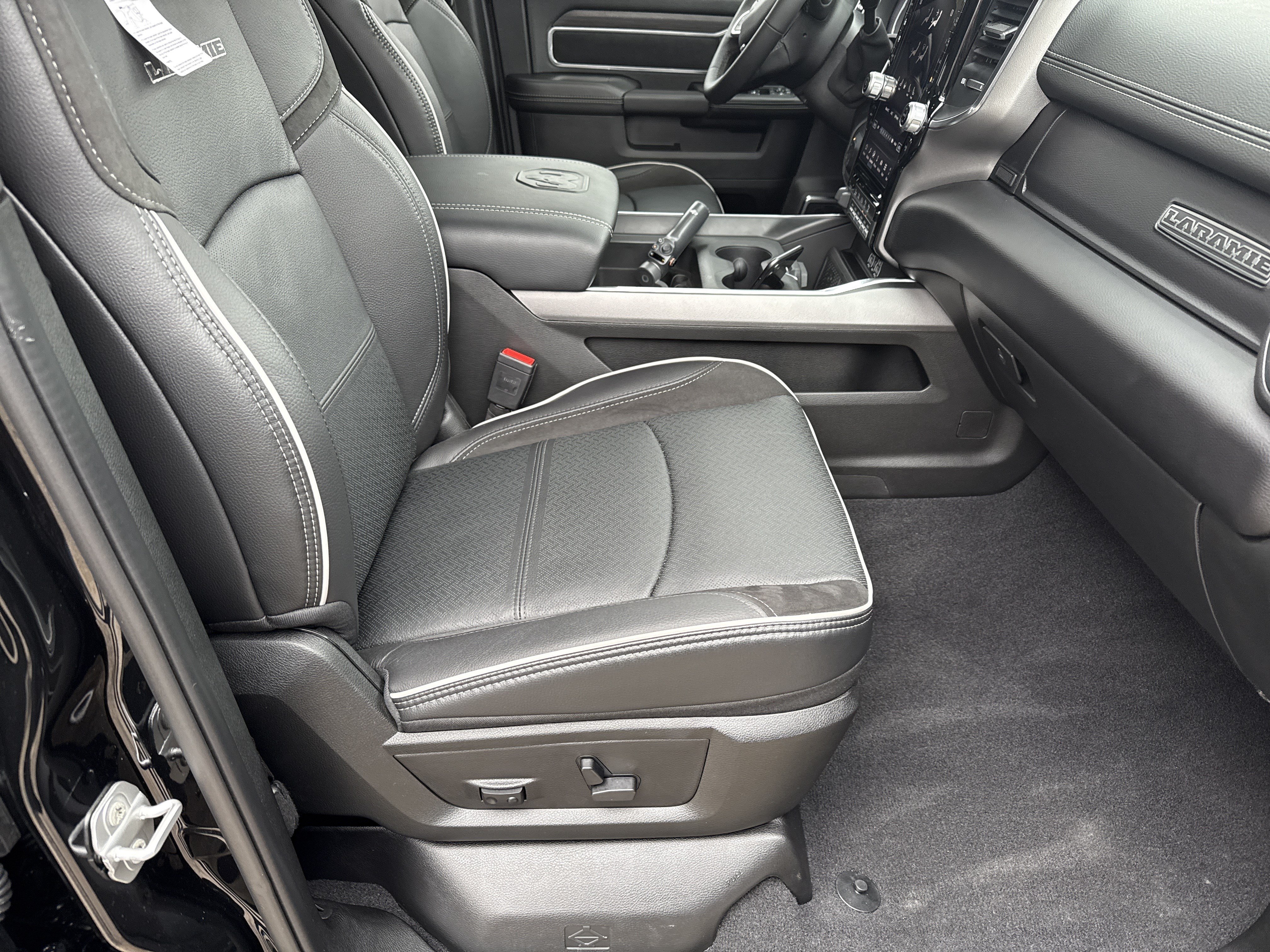 New 2025 RAM 2500 Laramie w/ Towing Technology Group AWD/4WD image 15