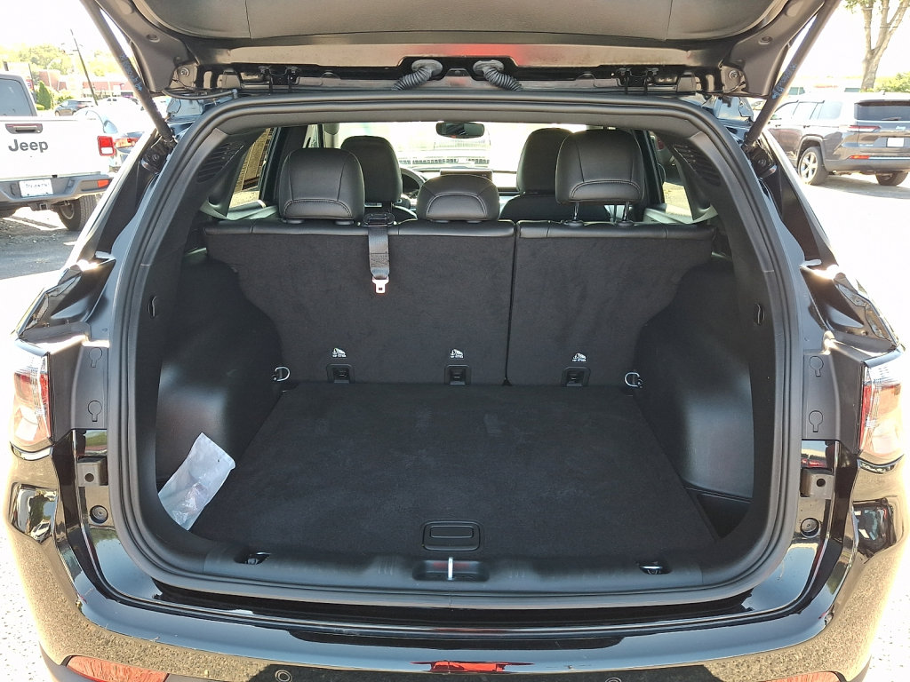 Used 2025 Jeep Compass Limited AWD/4WD image 18